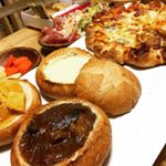 #ホムパリ で#クリスマスパーティー 🎅🎁🎄🎉#あめ色玉ねぎと牛肉のグラタン風 #フレンチブレッドボール#チーズフォンデュ#ブレッドボール はパンとしても優秀！美味！これがある&hellip;のInstagram画像