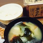 ひかり味噌さんの円熟こうじみそのモニターです♪(^^)2016年最後の朝食に使わせていただきました！出汁はかつお節と出汁昆布を使い、具はジャガイモ、玉ねぎ、人参、わかめ、具沢山にしてみました。&hellip;のInstagram画像