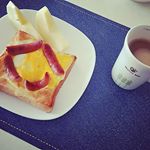 .。o0*゜トースト🍞とコーヒー☕角に三角にしたスライスチーズをのせて、ウインナーで囲った真ん中に卵🐣をおとしトースターで焼きました❤焼いてる途中でウインナーが丸まって来ちゃった😝&hellip;のInstagram画像