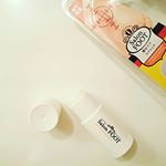 お気に入りのSalonFOOTシリーズでフットケアしてます❤ 『サロンフット 集中ケアスティック』かかと集中ケアの濃密ステックバーム。これ、凄く便利なの～♪ ステックタイプなので、ピンポイント&hellip;のInstagram画像