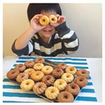 時間があったので、おやつに初めて焼きドーナツを作ってみました❤️.焼き立てで、「アツっアツっ😵」と言いながら、おバカなことやるほぺたろう😂子供は絶対やるよねぇ〜😂💦www..主&hellip;のInstagram画像