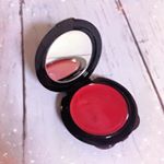 最近までハマっていたチーク。舞妓はんの練紅04番。「いちご飴」というとってもかわいい名前の通り、かき氷のイチゴシロップのようなキュートな色。和のデザインが好きなので、完全に見た目で購入。笑  目の下に&hellip;のInstagram画像