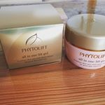 ヨーグルトみたいにぷるぷるでとっても濃密テクスチャーのオールインワンジェル。これ1つでもしっかり潤ってくれます(^^)子供がいるとなかなかスキンケアに時間をかけられないのでオールインワンはとっても助か&hellip;のInstagram画像