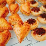 2017.02.13またまたパイシートで。中にはチョコとマロンクリーム。・余った生地はパルミエ+同じく余ったマロンクリームも乗っけちゃった！(笑)・・#焼き菓子 #ガスオー&hellip;のInstagram画像