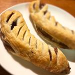 甘いものが食べたくなって、ちゃちゃっとスイーツ作り🍌&lrm;٭#バレンタインとは別 #至福の時間 #🍌#まるごとバナナ #チョコバナナパイ #丸ごとバナナパイ#丸ごと包んで #焼くだけ#&hellip;のInstagram画像