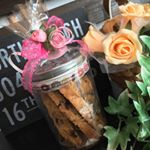 またまた、ビスコッティを焼きました🎵今度は、プレゼント🎁用に。ラッピングもしました〜♡自家焙煎珈琲の付け合わせ。珈琲と言えばビスコッティだよね✨セリアの容器、これめっちゃオススメ💕&hellip;のInstagram画像