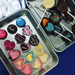 昨日の作った、ロリポップチョコ&ダイソーのモールドチョコ。ダイソーのモールドチョコ、ちょっと柄ハゲた(-｡-;でも、簡単に出来ます❤️簡単なやつほど、難しい。お菓子作りのあるある。&hellip;のInstagram画像