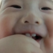 「お菓子を食べているときの顔」うちの子自慢！【こどもの笑顔あふれるおいしい食卓風景】大募集＆投票コンテストの投稿画像