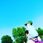 暖かくなってきたら息子と一緒に外にお出かけする回数もぐんと増えます😊（写真はパパです💙） そこで気になるのが紫外線☀☀☀ 去年もしっかり日焼け止めでケアしていたもののやっぱりこんがり焼けち&hellip;のInstagram画像