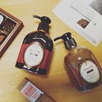 ハホニコハッピーライフさんのチョコレートのシャンプー&トリートメントを試してみました♡ 「えっ！？チョコレートのシャンプーってどうなんだろう？？」と正直思いましたが、カカオ、ハチミツ、アーモンドオイル&hellip;のInstagram画像