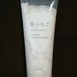 白いちごクレンジングを使ってみました♪本当に白いちごみたいな見た目がとっても可愛いです(*&acute;&nabla;｀*)くるくるとマッサージするように使うとツブツブのオイルが溶け出してしっかりとメイクを落としてく&hellip;のInstagram画像