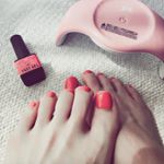 👣🌷💅🏻.久々のフットネイル✨冬はあんまりフットやらないけどもう春だしね〜( ˘ ㅂ ˘ ♡)ｷｭﾝ.paのジェルは初めてだけど、ちょっとムラが気になる〜💦私が下手なだけ？&hellip;のInstagram画像