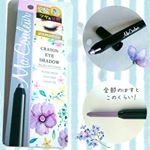 春にぴったり！ラベンダー色のクレヨンアイシャドウをお試しさせていただきました。.固すぎず、柔らかすぎないので目元にもするすると優しく塗ることができます。クレヨン型になっているのでアイラインのよう&hellip;のInstagram画像