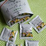 ✏チアシード蒟蒻ゼリー【瀬戸内レモン味】をおためしさせていただきました。1袋10個入。開封後、底をつまんで押すことで、ツルンっとゼリーがでてきました。液ダレもなく、手を汚さず食べら&hellip;のInstagram画像