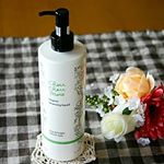 明色化粧品（桃谷順天館グループ）さんの 「シュシュモア　クレジングリキッド」ご縁あってモニターさせていただきました。390mLと結構ボリューム感ありのポンプ式。ボトルデザインもおし&hellip;のInstagram画像