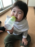 初！1人哺乳瓶持ち