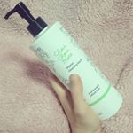 .シュシュモア クレンジングリキッド試させていただきました ♪.まず すっごい いい香り !フレッシュハーブの香りだそうです出した途端 癒される (*&acute;&omega;`*)パケもかわい&hellip;のInstagram画像