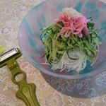 今日のお昼🎵そーめんではありません❗だいこん、きゅうり、蒲鉾、生姜を、糸そーめん削りを使い簡単板蒲鉾も綺麗に🎵#ののじ  #糸そーめん削り  #monipla  #ののじファンサイ&hellip;のInstagram画像
