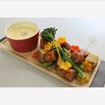 ピエトロさんに頂いた、国産じゃがいものビシソワーズ 。そのまま食べても濃厚で美味しいのですが、今回はチーズフォンデュに。🤤 とろけるチーズをいれただけ。お好みで白ワインも。まるごと&hellip;のInstagram画像