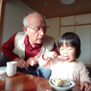 「ひ孫のケーキを狙うじいじ」【アンケートなし！】和食材詰め合わせ豪華モニター品★画像大募集＆投票コンテストの投稿画像