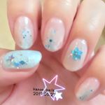 来週末は身体動かすのでチビ爪にしました。抜け感のあるネイルを目指したのですが&hellip;もう少しぬりかけが上手に出来たら😭でも小指はお気に入りです✨今回も１枚目は自然光で３枚目は照明下です。色味は自然光&hellip;のInstagram画像