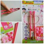 ののじ・魔法のおはし「はじめてのちゃんと箸」をご紹介させていただきます。お箸の練習が簡単に出来て、綺麗に箸を持つことが出来るようになります。練習用の豆もついてますよ◎サポート力の強&hellip;のInstagram画像