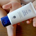 消毒ハンドミルク😊ミルク状の消毒液🎶手にやさしい低アルコール処方＆ヒアルロン酸、ミツロウ、オリーブ油で手荒れをケア。美容成分も配合💕小さい子供にも使えて便利💓#消毒ハンドミルク #除菌&hellip;のInstagram画像