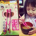 未満児クラスの時はエジソンの箸使ってました。でもこの春進級してから普通の箸使わせるように言われてたから使わせてたんやけど、握箸したりするのでこちらを試させてもらいました💡これも持ち方はまだおか&hellip;のInstagram画像