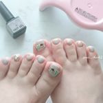 年中フットネイルしてますが、今回は初めてジェルでフット塗りました😆✨乾き待ちの時間がなくていいから、ささっと塗れるのいいねぇ😊使ったのはDear Lauraサマ@dearlaura_dl &hellip;のInstagram画像