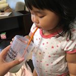 こっちゃん初の青汁😍 おいしい甘熟フルーツ青汁💞お水で溶かすより牛乳で混ぜた方が甘くて美味しいみたいでゴクゴク😂緑の青汁だからダメかなぁーなんて思ったけど期待を裏切る食いつきで嬉しすぎる😍&hellip;のInstagram画像