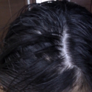 「黒いロングだから目立つ」★30名様★愛用者モデル大募集＼簡単10分／泡タイプの無添加白髪染め＜男女兼用＞の投稿画像