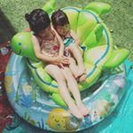 3年目のカメさんプール🐢屋根に乗って崩壊寸前&hellip;プール終わりに青汁飲む次女🍵#姉妹 #3歳2歳 #おうちプール#カメさんプール #セレブの入り方#夏休み #プール#フルーツ青&hellip;のInstagram画像