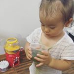 ・・なんでも真似したい人。・ママが食べてるものはなんでも食べたい。青汁もアイスもなんでも。・そしてスプーンもコップも自分で持ちたい。・子供も飲めるフルーツ青汁あげて&hellip;のInstagram画像