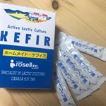 ホームメイド・ケフィアを試させてもらいました！作り方は牛乳1パックにこのスティック1本を入れて、24時間常温放置するだけで、美味しいケフィアの出来上がりです😋ヨーグルトと違い、6種類もの乳&hellip;のInstagram画像