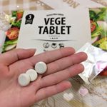 しまのやさんから出ている持ち歩く食物繊維『VEGE TABLET』です♡.時間がなくて炭水化物オンリーのお昼になってしまう時、必ず食べるようにしています。.美味しくて手軽に食べることができ、持&hellip;のInstagram画像