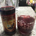 アロニア果汁当たった😆✨✨抗酸化作用が高くてストレスに効くらしい。苦みがあると書いてあったけど、赤ワイン好きだからさっぱりと感じただけ。炭酸で飲むと美味い。お酢よりも飲みやすい。少し続けてみようかな&hellip;のInstagram画像