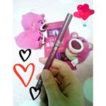 キングダムのリキッドアイライナー💓限定のバーガンディーがとっても良いお色💕💕 赤っぽいバーガンディーだと目元が腫れぼったくなるけど、キングダムさんのは、ブドウっぽい落ち着いた色だから、自然にデカ目に&hellip;のInstagram画像