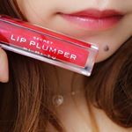.✔️	シークレットリッププランパー / HIMITU 秘蜜..手持ちのリッププランパーに新しいコスメが仲間入り♡.201 BOTAN 赤 はラメ入りとなっているけどナチュラル&hellip;のInstagram画像
