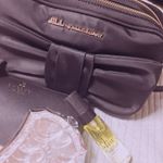 .ハンドクリームじゃなくってオイルミストの保湿ローション💗ベタベタもぬるぬるもないからすぐにスマホ触れる🙆.生花のような香りも好きで最近持ち歩いて手洗うたびにつけてます💗&hellip;のInstagram画像