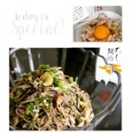 鎌田のだし醤油を使った卵かけごはん。シンプルだけど、お出汁の美味しさが引き立つ😋蕎麦と千切り大根の胡麻和えには、細く切った竹輪もプラス。二人分で大さじ3半とたっぷりの黒胡麻を乾煎り&hellip;のInstagram画像