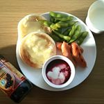 テンションが上がらない朝、早起きした朝。朝日を浴びてイングリッシュマフィン。義母が持ってきてくれた枝豆。焼くだけウインナー。注ぐだけ牛乳。よそるだけヨーグルト。笑＊ヨー&hellip;のInstagram画像