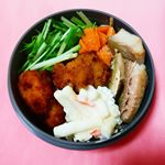 おはようございます😀❤サモかまが色を添えてくれました！今日も頑張るぞー！..#お弁当のおかず #お弁当 #ほっけ #旦那弁当 #職人弁当 #料理好きな人と繋がりたい #フォロバ10&hellip;のInstagram画像