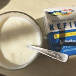 ヨーグルトに見えますが&hellip;ケフィアです！牛乳パックにケフィアを入れて一日常温で放置するだけ！味は砂糖なしのヨーグルトのような感じで酸っぱかったので、砂糖を足したらいいお味に！#rosel&hellip;のInstagram画像