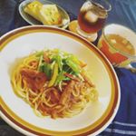 ドレッシングで有名な#ピエトロ の#レトルト#パスタソース 1袋モニターに当選したので#洋食屋風 に#おうちランチ ♪◆「#蟹と蟹みその本格トマトソース 」水菜・赤黄パプリカ・削ったモッツァレ&hellip;のInstagram画像