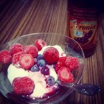 #aroniada #アロニア冷凍イチゴとブルーベリーを追加してフルーツヨーグルト、アロニアソース掛け&hearts;アロニアはサラダにかけても美味しそうな気がする... #アンチエイジング　#美容&hellip;のInstagram画像