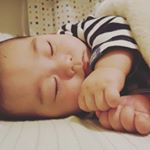 9月頭の楽天スーパーセールで、モコモコのちょっといい毛布奮発。やっと出したら、気持ちよくて寝てしまう～さて、IKEA行こー。#もうすぐ5ヵ月　#三人目　#もー５ヶ月　#ズリバイで頭&hellip;のInstagram画像