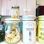 🍪完全にパケ買い💓可愛い缶のクッキー🍪見つけました😍味はまだ食べてないのでわかりませんが&hellip;美味しそう✨色んな国の物が増えてきた🇮🇹🇲🇻🇬🇧#お取り寄せ#スイーツ#カートライトアンドバトラー&hellip;のInstagram画像