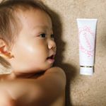 プレマームでお肌ケアしてます👶乾燥してたから塗り塗り🎵無添加、低刺激で安心😌たっぷりの美容液成分でカサカサお肌がぷるんぷるんになりました💓👩のボディーケアを👶に使ってみた♪#ボ&hellip;のInstagram画像