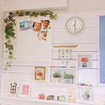 我が家がリニューアルしてた😳主人がDIYしてテレビの上の空間をこんな感じにしたみたい✨低いところに細々したものを置いてたので、高い位置に作ってくれたようです😊左上の写真、だんだん増&hellip;のInstagram画像