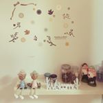 唯一、綺麗な状態を保ててるのがここ！ハロウィン仕様にしようかな？でも、すぐに終わってしまうし、クリスマス仕様にしようかな？迷い中&hellip;#玄関#ディスプレイ#インテリア雑貨 #インテリア #ママ&hellip;のInstagram画像